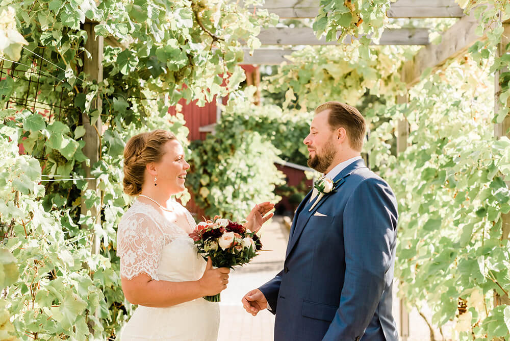 First look vid vingårdsbröllop i Skåne