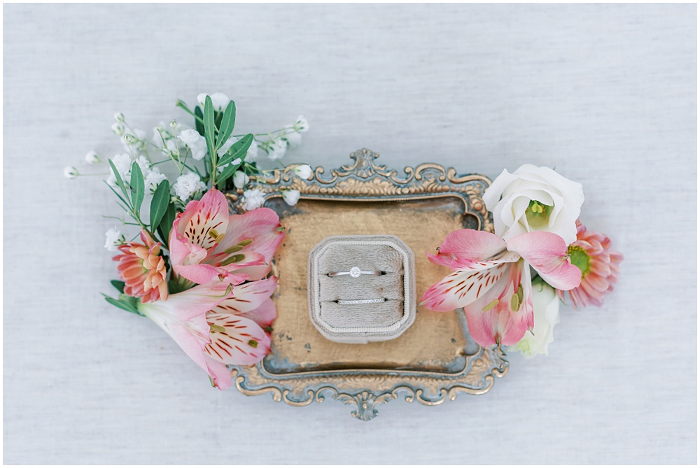 Inspiration vigselringar på vackert fat