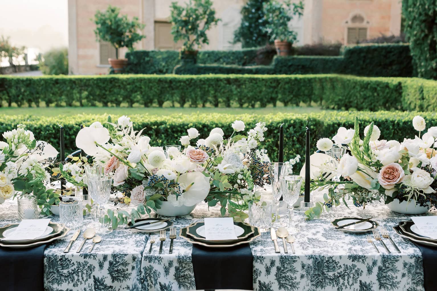 Outdoor wedding reception inspiration in the garden at Villa Pizzo 
