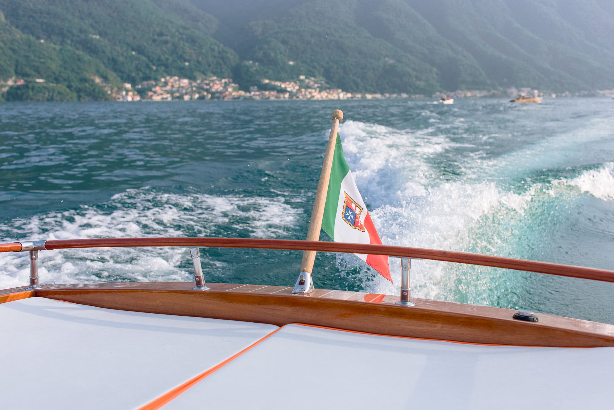 lake-como-boat-elopement