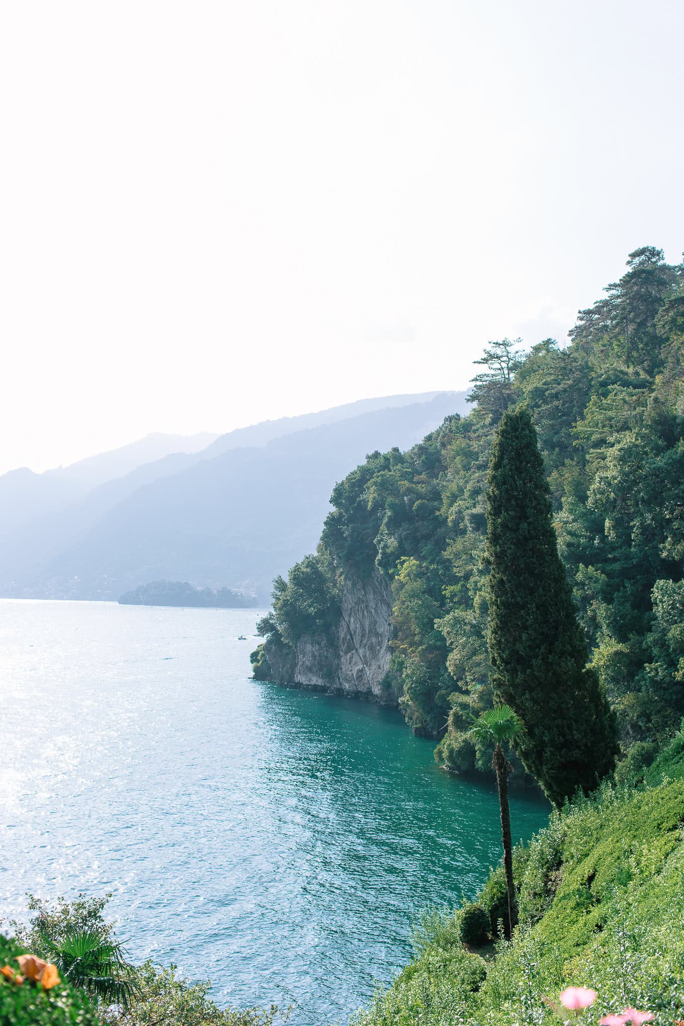 lake-como-villa-del-balbianello-view-over-the-water