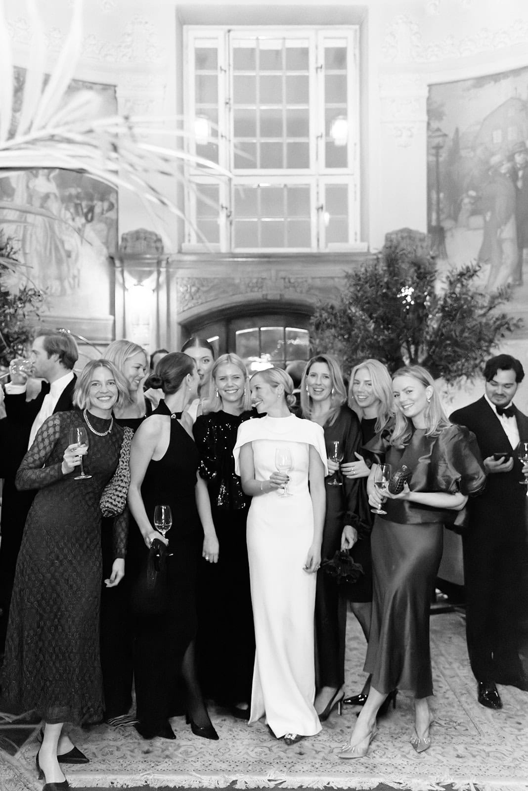 Bride with the girls at Dramaten during her wedding