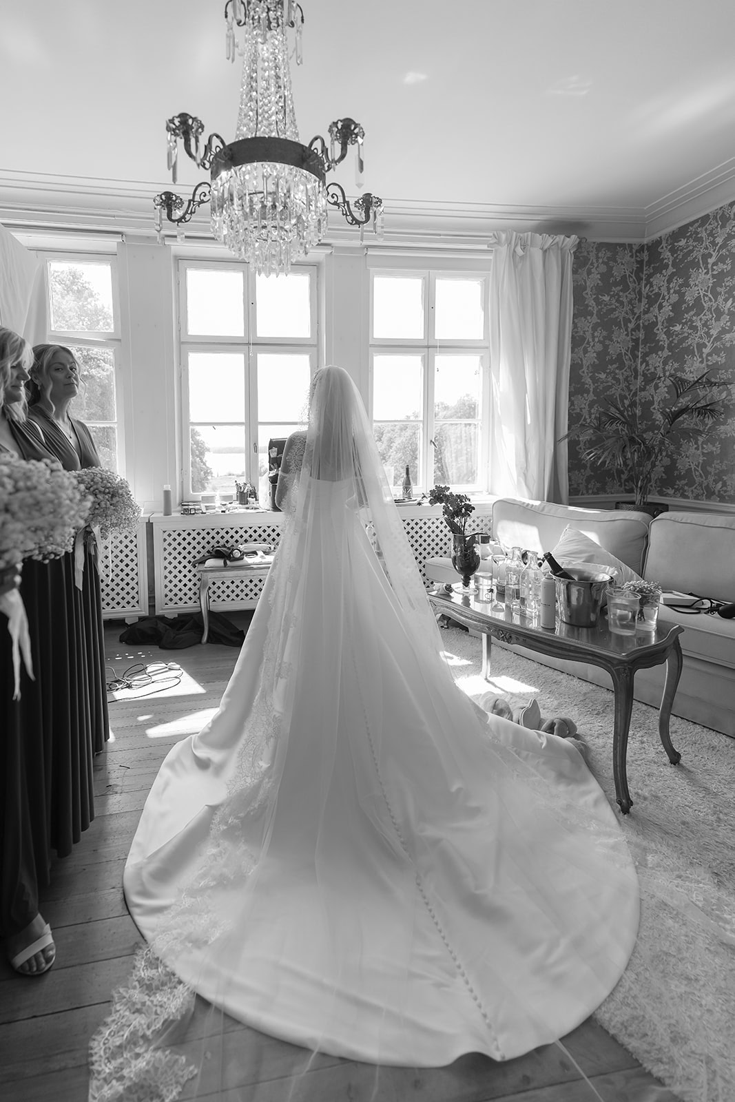 Bride with the bridesmaids in the suite at Rånäs Slott