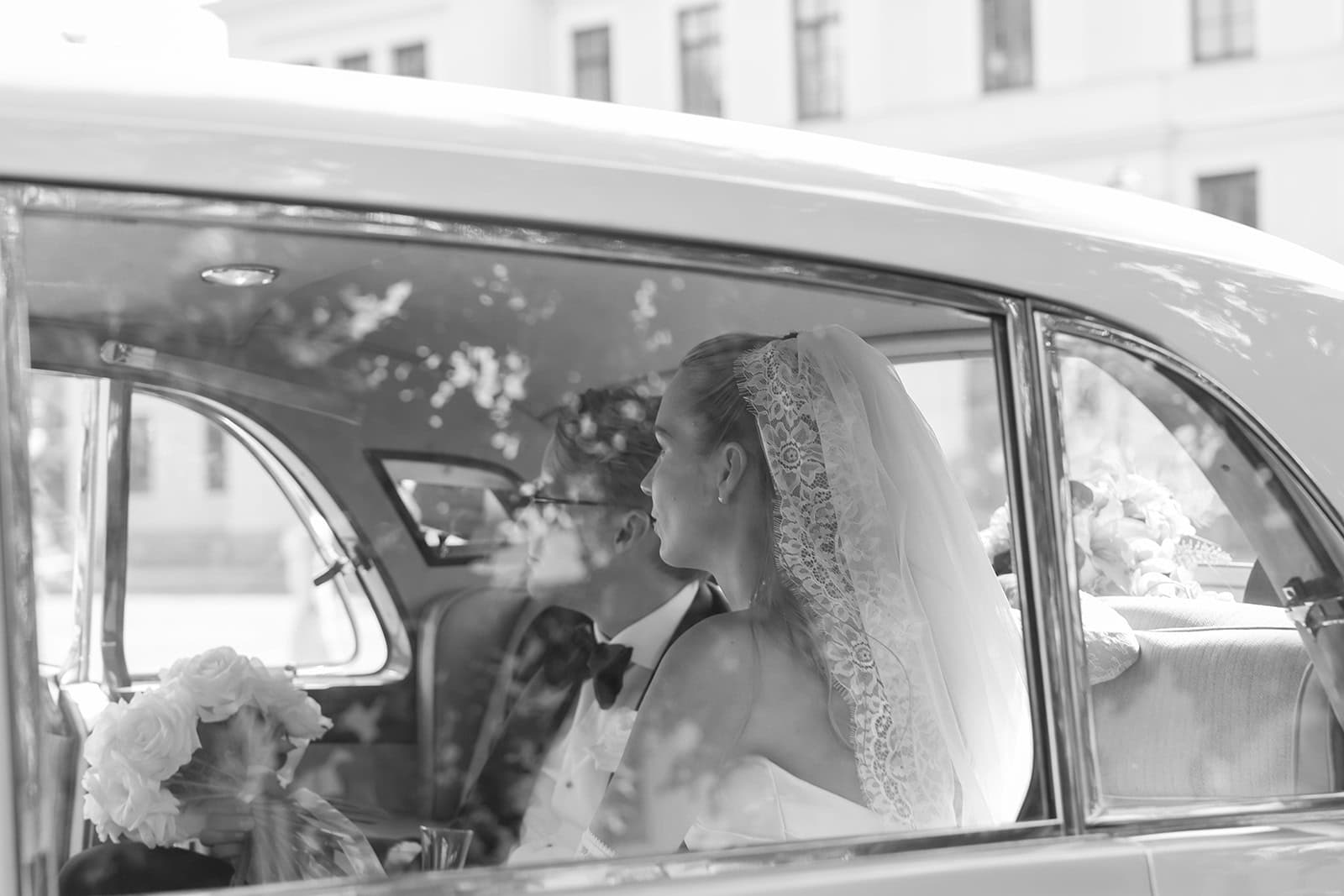 Wedding couple in rolls royce outside Rånäs Slott